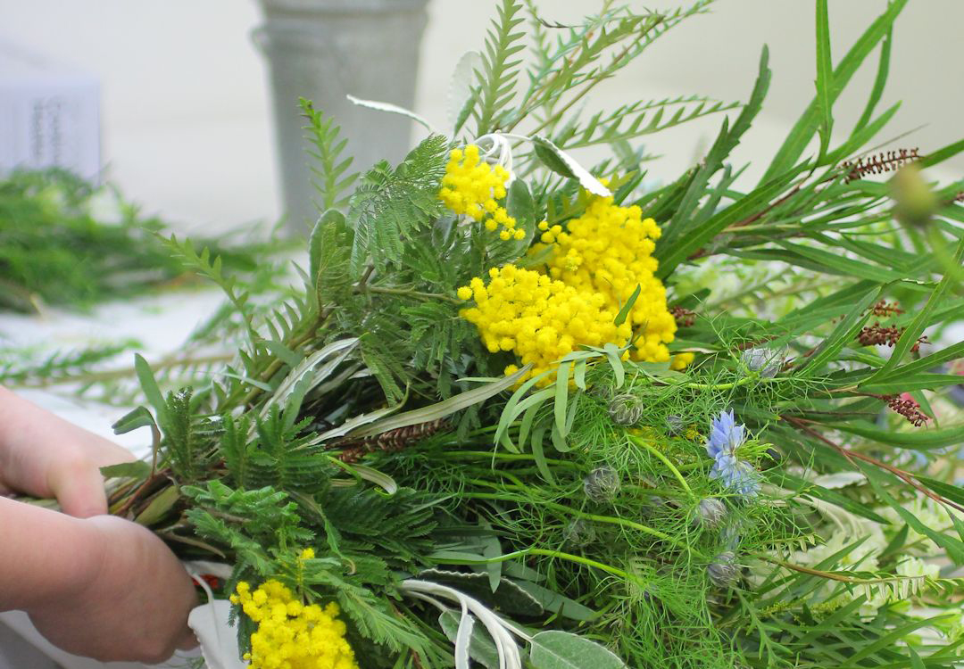 春を呼ぶ幸せオーラいっぱいのミモザスワッグ FLOWERS BY NAKED